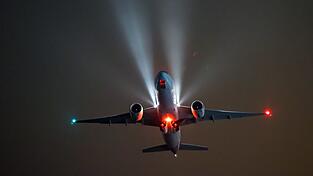 Flugzeuge k&ouml;nnen am Flughafen in N&uuml;rnberg rund um die Uhr starten und landen. (Symbolbild)