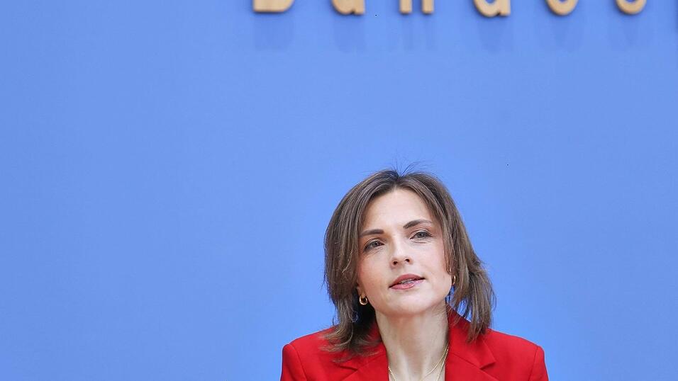 &bdquo;Wenn wir das Ziel gleichwertiger Lebensverh&auml;ltnisse ernsthaft verfolgen, m&uuml;ssen wir auf die Unterschiede bei L&ouml;hnen, Verm&ouml;gen und Erbschaften schauen&ldquo;, sagt Elisabeth Kaiser.