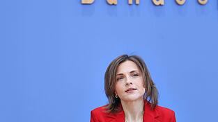 „Wenn wir das Ziel gleichwertiger Lebensverhältnisse ernsthaft verfolgen, müssen wir auf die Unterschiede bei Löhnen, Vermögen und Erbschaften schauen“, sagt Elisabeth Kaiser. „Wenn wir das Ziel gleichwertiger Lebensverhältnisse ernsthaft verfolgen, müssen wir auf die Unterschiede bei Löhnen, Vermögen und Erbschaften schauen“, sagt Elisabeth Kaiser.