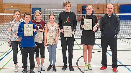 Die Jugendspieler zusammen mit ihren Trainern Louisa Heigl und Sebastian Schmid.  Foto: