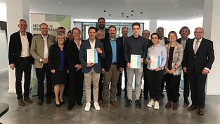 Die drei Promotionsstipendiaten mit ihren Urkunden (v.l.) Klaus Reinarz Abrigo aus Chile, Dominik Groh aus Franken und Gunay Osmanova aus Aserbaidschan zusammen mit den Vertretern der Stiftung Nachwachsende Rohstoffe, des TUM-Campus, Oberbürgermeister Markus Pannermayr (links), Prof. Dr. Carl Christian Beckmann (2.v.l.) und Raiffeisenbankdirektor Stefan Hinsken (rechts).
