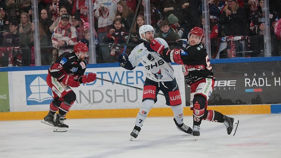 Hat Eindruck hinterlassen: EVL-Neuzugang Dylan Plouffe (rechts) hat bei seiner Premiere gegen die Blue Devils Weiden gezeigt, dass er eine wertvolle Verstärkung sein kann. Findet auch Cheftrainer Uwe Krupp: „Er ist läuferisch stark, hat sehr gut trainiert und hilft uns definitiv weiter.“ Hat Eindruck hinterlassen: EVL-Neuzugang Dylan Plouffe (rechts) hat bei seiner Premiere gegen die Blue Devils Weiden gezeigt, dass er eine wertvolle Verstärkung sein kann. Findet auch Cheftrainer Uwe Krupp: „Er ist läuferisch stark, hat sehr gut trainiert und hilft uns definitiv weiter.“