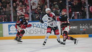 Hat Eindruck hinterlassen: EVL-Neuzugang Dylan Plouffe (rechts) hat bei seiner Premiere gegen die Blue Devils Weiden gezeigt, dass er eine wertvolle Verstärkung sein kann. Findet auch Cheftrainer Uwe Krupp: „Er ist läuferisch stark, hat sehr gut trainiert und hilft uns definitiv weiter.“