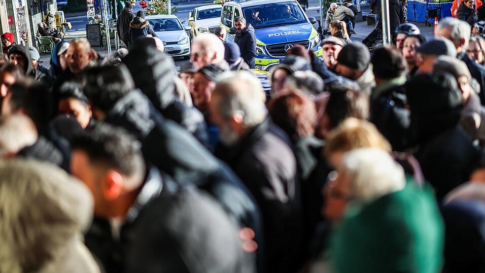 Viele besorgte Kunden warten vor der Sparkassenfiliale in Gelsenkirchen, in deren Tresorraum eingebrochen wurde.