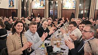 Die Freien W&auml;hler veranstalteten ihren Politischen Aschermittwoch am Adlersberg. Landratskandidatin Tanja Schweiger (vorne links), Kreisvorsitzender Harald Stadler (Zweiter von links) und der Pettendorfer B&uuml;rgermeister Bernhard Weigl (Zweiter von rechts) stimmten ihre Parteikollegen auf den Endspurt bis zur Kommunalwahl ein.