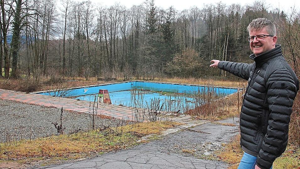 Rimbach zählt landkreisweit mit zu den Orten, die die meisten Sonnenstunden verbuchen. Aber die Gemeinde hat auch ihre Probleme, wie zum Beispiel eine Antwort auf die Frage zu finden, wie es mit dem früheren Freibad weitergeht. 'Wir haben da schon ein paar Ideen', erzählt Bürgermeisterkandidat Karl-Heinz Niedermayer im Interview. Rimbach zählt landkreisweit mit zu den Orten, die die meisten Sonnenstunden verbuchen. Aber die Gemeinde hat auch ihre Probleme, wie zum Beispiel eine Antwort auf die Frage zu finden, wie es mit dem früheren Freibad weitergeht. 'Wir haben da schon ein paar Ideen', erzählt Bürgermeisterkandidat Karl-Heinz Niedermayer im Interview.