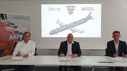 Jörg Winkler, Florian Funke und Klaus Gäck bei der Unterzeichnung der Verträge.