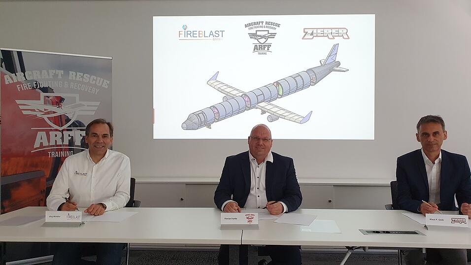Jörg Winkler, Florian Funke und Klaus Gäck bei der Unterzeichnung der Verträge.