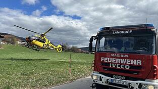 Zahlreiche Einsatzkräfte befreiten den 39-Jährigen unter dem Pakettransporter.