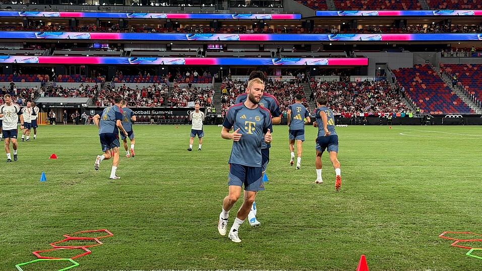 Der FC Bayern wurde beim Training bejubelt. Der FC Bayern wurde beim Training bejubelt.