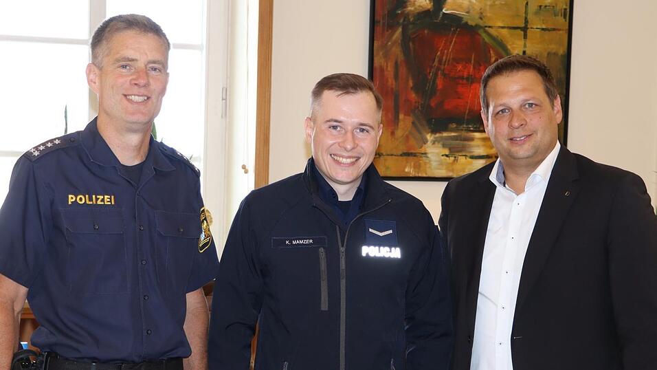Der Landauer Polizeichef Stephan Lehner (v.l.) und der aktuelle Polizei-Praktikant Krystian Mamzer aus Polen besuchten zweiten Bürgermeister Thomas Lorenz. Der Landauer Polizeichef Stephan Lehner (v.l.) und der aktuelle Polizei-Praktikant Krystian Mamzer aus Polen besuchten zweiten Bürgermeister Thomas Lorenz.