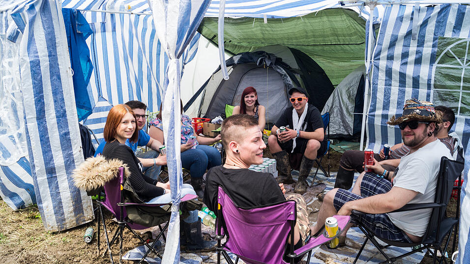 Auf dem Campingplatz lassen es die Pfingst-Open-Air-Besucher richtig krachen, aufgenommen von Regina Hölzel am Freitag. Auf dem Campingplatz lassen es die Pfingst-Open-Air-Besucher richtig krachen, aufgenommen von Regina Hölzel am Freitag.