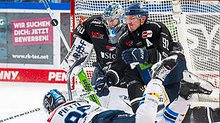 Mit vereinten Kr&auml;ften wehren Henrik Haukeland und Marcel Brandt einen Ingolst&auml;dter Angriff durch Daniel Pietta ab. Am Ende gewannen die Tigers das Derby gegen Ingolstadt vor 5.635 Zuschauern mit 6:3.