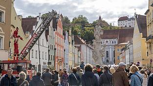 Groß war das Interesse an den Vorführungen der Freiwilligen Feuerwehr am Aktionstag Ehrenamt in der Neustadt. Groß war das Interesse an den Vorführungen der Freiwilligen Feuerwehr am Aktionstag Ehrenamt in der Neustadt.