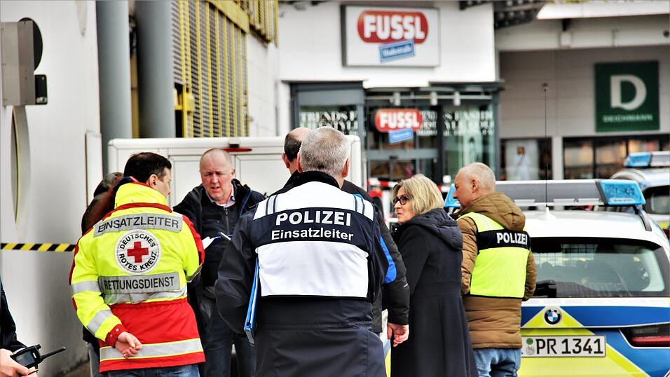 Großeinsatz am Parkplatz des Einkaufszentrums an der Rodinger Straße in Cham.