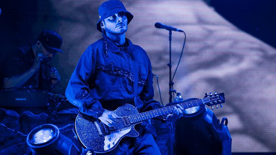 Der Gitarrist des Rappers Kontra K w&auml;hrend des Auftritts auf der Mandora Stage. Etwa 60 000 Besucherinnen und Besucher werden beim Open-Air-Festival Rock im Park erwartet.
