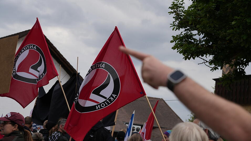 Während am Freitagabend nach und nach AfD-Anhänger eintrudeln, schwenken rund 250 Gegendemonstranten Regenbogen- und Antifa-Fahnen. Während am Freitagabend nach und nach AfD-Anhänger eintrudeln, schwenken rund 250 Gegendemonstranten Regenbogen- und Antifa-Fahnen.
