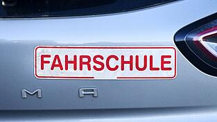 Mehrere tausend Euro Fahrschulkosten - das war zu viel für den 66-Jährigen.