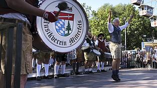 Die Musiker der sieben Festzeltkapellen ließen sich von den Hobbydirigenten nicht auf falsche musikalische Wege führen. Die Musiker der sieben Festzeltkapellen ließen sich von den Hobbydirigenten nicht auf falsche musikalische Wege führen.