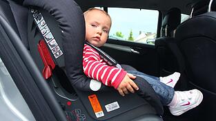 Ein Kleinkind am Steuer eines Autos hat am Dienstag in Pfarrkirchen einen Unfall verursacht.