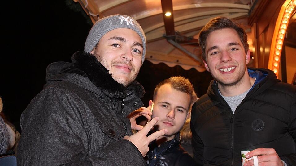 Auch am Samstag, 15. Dezember, strömten wieder etliche Besucher aus Landshut und Umgebung zur Weihnachtspyramide am Alten Viehmarkt. Auch am Samstag, 15. Dezember, strömten wieder etliche Besucher aus Landshut und Umgebung zur Weihnachtspyramide am Alten Viehmarkt.