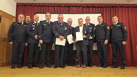 Verbandsvorsitzender Karl Hahn (links) mit den Geehrten.