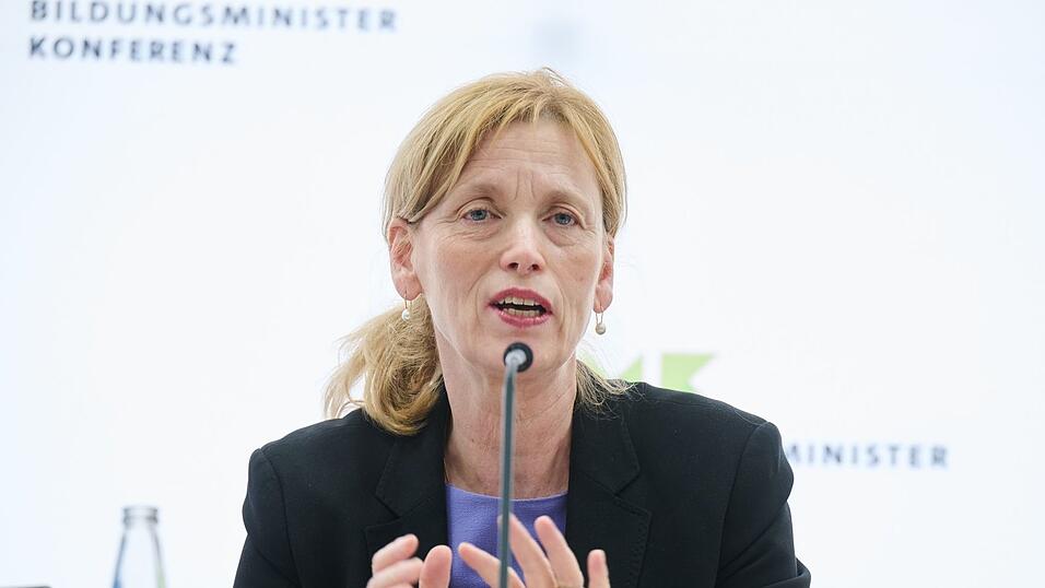 Noch vor der Sommerpause sollen Experten nun Empfehlungen f&uuml;r die Social-Media-Nutzung von Kindern und Jugendlichen vorlegen, k&uuml;ndigt Ministerin Prien an.