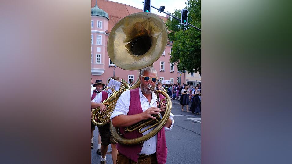 Zahlreiche Musik- und Trachtengruppen zogen nach dreij&auml;hriger Pause am Freitagabend zum Festplatz Am Hagen.