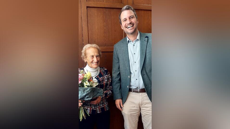 Bürgermeister Matthias Kohlmayer gratulierte der 90-jährigen Edeltraud Steiger zum Geburtstag. Bürgermeister Matthias Kohlmayer gratulierte der 90-jährigen Edeltraud Steiger zum Geburtstag.