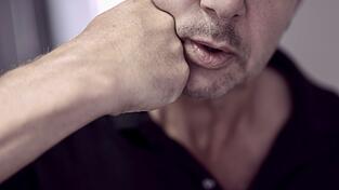 Vor Gericht gab sich der Angeklagte freundlich, doch in der Vergangenheit wurde er gleich mehrmals handgreiflich.