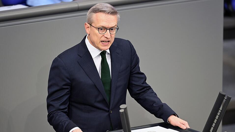 Minister Wildberger: KI wird Programmierer und Callcenter-Beschäftigte ersetzen. (Archivbild) Minister Wildberger: KI wird Programmierer und Callcenter-Beschäftigte ersetzen. (Archivbild)