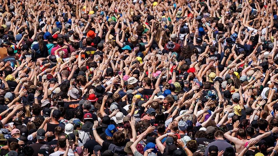 Am letzten Festivaltag feierten die Musikfans schon beim ersten Konzert auf der Hauptbühne kräftig mit. Am letzten Festivaltag feierten die Musikfans schon beim ersten Konzert auf der Hauptbühne kräftig mit.