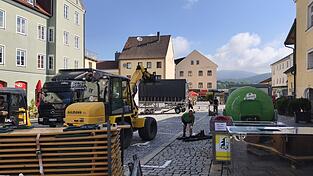 Aufbau der Hauptb&uuml;hne auf dem Stadtplatz. Am Freitag um 18 Uhr startet das B&uuml;rgerfest ganz offiziell.