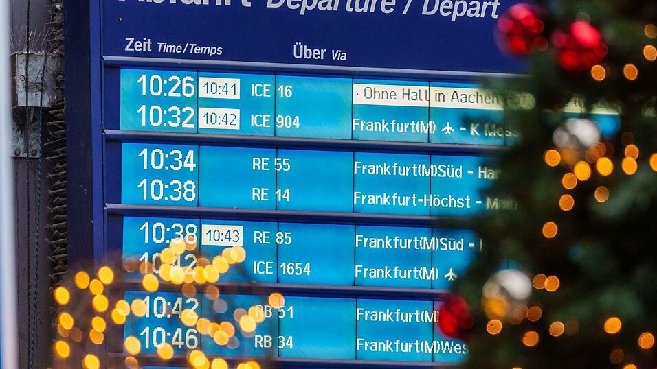 Auch die Bahn erwartet, dass sich der Andrang auf die Tage vor Heiligabend verteilt. (Symbolbild) Auch die Bahn erwartet, dass sich der Andrang auf die Tage vor Heiligabend verteilt. (Symbolbild)