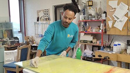 Fkadu Merhawi arbeitet seit zehn Jahren als Kunstglaser. Vor seiner Ausbildung fl&uuml;chtete er aus Eritrea nach Deutschland. Mittlerweile ist er voll angekommen, obwohl es immer noch H&uuml;rden bei der Integration gibt.