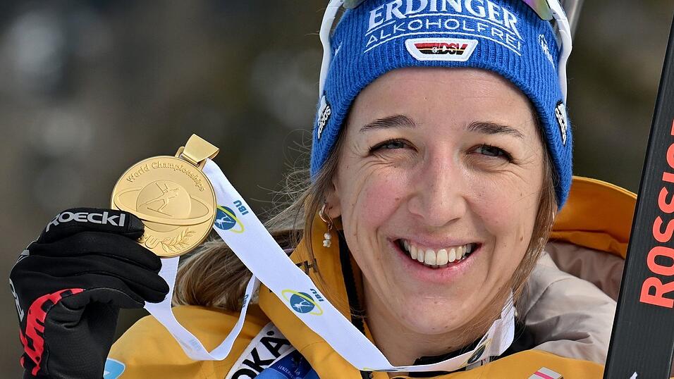 Endlich WM-Gold: Franziska Preuß mit ihrer Medaille.