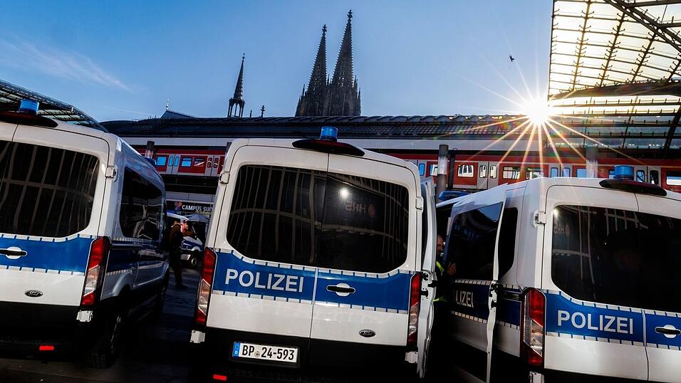 Am Kölner Bahnhof prügelten sich zahlreiche Fans von Schalke und Dortmund. (Archivbild) Am Kölner Bahnhof prügelten sich zahlreiche Fans von Schalke und Dortmund. (Archivbild)
