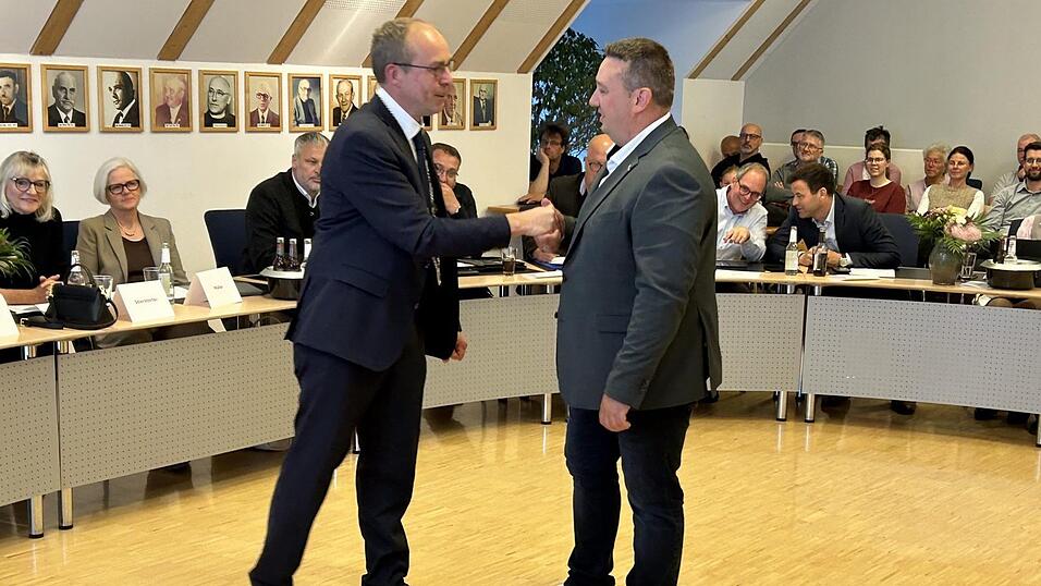 B&uuml;rgermeister Martin Hiergeist gartuliert zweitem B&uuml;rgermeister Sebastian Eder (r.).