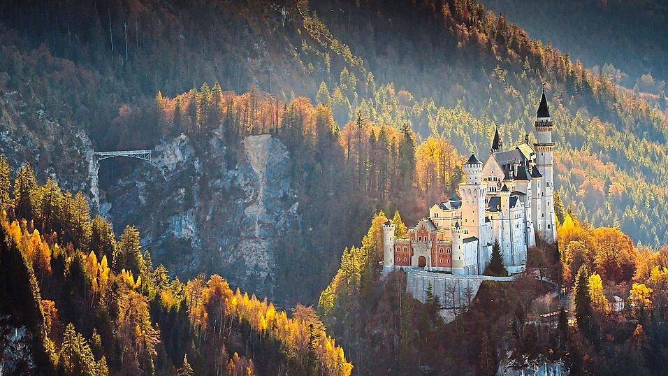 Schloss Neuschwanstein und die Marienbrücke (links): König Ludwig II. ließ sich sein Märchenschloss ab 1869 bei Füssen als idealisierte Ritterburg aus dem Mittelalter bauen. Schloss Neuschwanstein und die Marienbrücke (links): König Ludwig II. ließ sich sein Märchenschloss ab 1869 bei Füssen als idealisierte Ritterburg aus dem Mittelalter bauen.