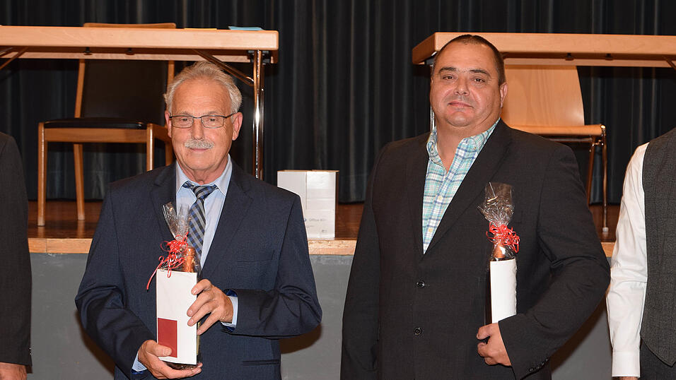 Die ausgeschiedenen Vorstandsmitglieder Kassier Ernst Dormeier (l.) und zweiter Vorsitzender Gerhard Danner wurden mit Geschenken bedacht.