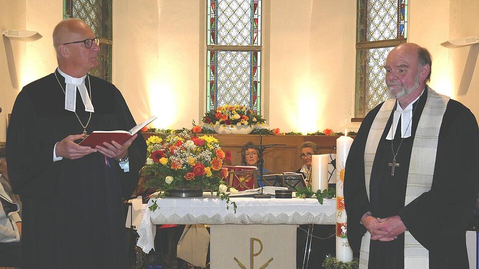 Nachdenklich wirkt der scheidende Dekan in den letzten Minuten seines Amtes.