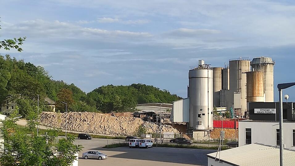 Nachher: Von den alten Ringschacht&ouml;fen ist nach der erfolgreichen Sprengung auf den ersten Blick nichts mehr zu sehen.