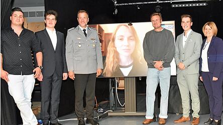 Wie Kriege den Journalismus verändern, diskutierten Oberstudiendirektorin Birgit Maier, Moderator Paul Eichinger, Journalist Carl Gierstorfer, Korrespondentin Olivia Kortar, Hauptmann Klaus Schedlbauer, Moderator Paul Werner und der für die Organisation des Abends verantwortliche Fachschaftsleiter, Studienrat Stefan Wecker (v.r.) Wie Kriege den Journalismus verändern, diskutierten Oberstudiendirektorin Birgit Maier, Moderator Paul Eichinger, Journalist Carl Gierstorfer, Korrespondentin Olivia Kortar, Hauptmann Klaus Schedlbauer, Moderator Paul Werner und der für die Organisation des Abends verantwortliche Fachschaftsleiter, Studienrat Stefan Wecker (v.r.)