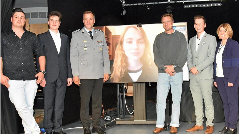 Wie Kriege den Journalismus ver&auml;ndern, diskutierten Oberstudiendirektorin Birgit Maier, Moderator Paul Eichinger, Journalist Carl Gierstorfer, Korrespondentin Olivia Kortar, Hauptmann Klaus Schedlbauer, Moderator Paul Werner und der f&uuml;r die Organisation des Abends verantwortliche Fachschaftsleiter, Studienrat Stefan Wecker (v.r.)