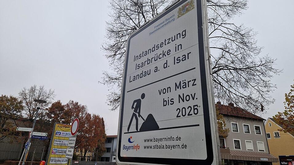 Kein Kavaliersdelikt, sondern eine Straftat.Die Bautafel vor dem Isarcafé trägt ein neues Datum - allerdings kein offizielles. Kein Kavaliersdelikt, sondern eine Straftat.Die Bautafel vor dem Isarcafé trägt ein neues Datum - allerdings kein offizielles.