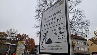 Kein Kavaliersdelikt, sondern eine Straftat.Die Bautafel vor dem Isarcafé trägt ein neues Datum - allerdings kein offizielles. Kein Kavaliersdelikt, sondern eine Straftat.Die Bautafel vor dem Isarcafé trägt ein neues Datum - allerdings kein offizielles.