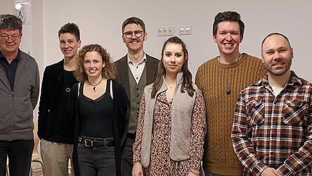 Schriftsteller Rolf Stemmle (links) leitet seit vier Jahren die Gruppe Young Writers Regensburg. Zu sehen sind die sechs Autoren.