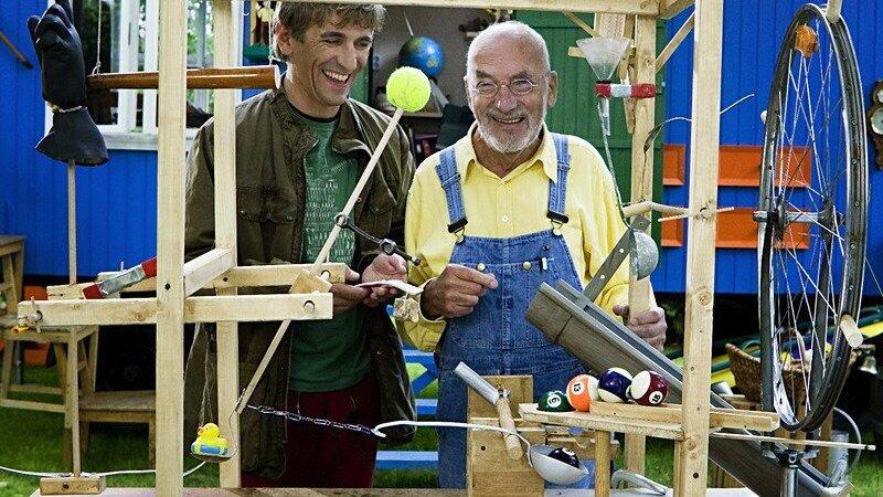 Moderator Peter Lustig (r) und Guido Hammesfahr als Fritz Fuchs (l) stehen w&auml;hrend der Aufzeichnung einer Folge der ZDF-Kindersendung 'L&ouml;wenzahn' hinter einer selbstgebauten Maschine (undatierte Aufnahme). Der langj&auml;hrige Moderator der ZDF-Kindersendung 'L&ouml;wenzahn' starb am 23.02.2016 im Alter von 78 Jahren, wie das ZDF am 24.02. mitteilte.