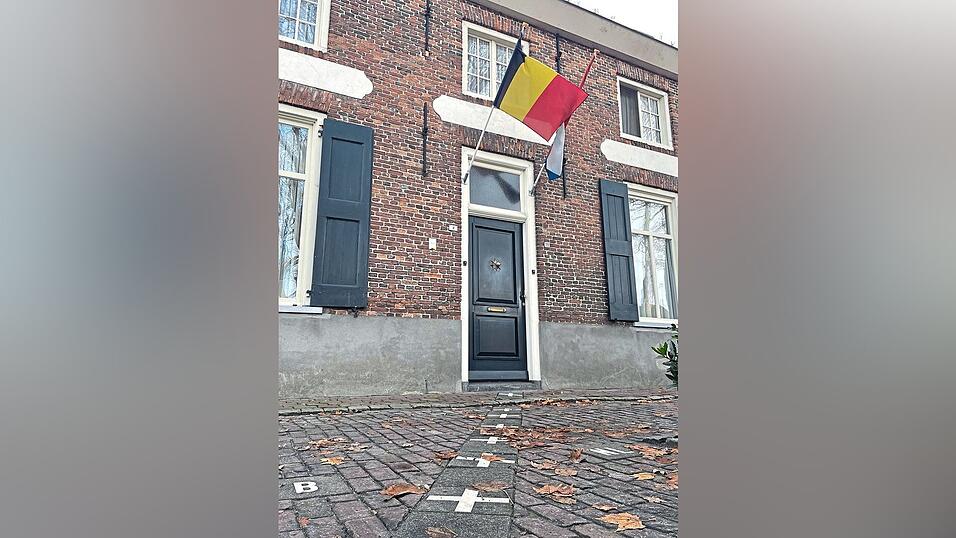 Dieses Haus besitzt zwei Adressen: eine niederländische und eine belgische. Die Grenze der beiden Länder verläuft exakt durch die Haustür. Dieses Haus besitzt zwei Adressen: eine niederländische und eine belgische. Die Grenze der beiden Länder verläuft exakt durch die Haustür.