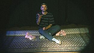 Der gebürtige Straubinger Peter Schnurrenberger hat eine neue EP veröffentlicht, die es auf allen Streaming-Plattformen zu hören gibt. Der gebürtige Straubinger Peter Schnurrenberger hat eine neue EP veröffentlicht, die es auf allen Streaming-Plattformen zu hören gibt.